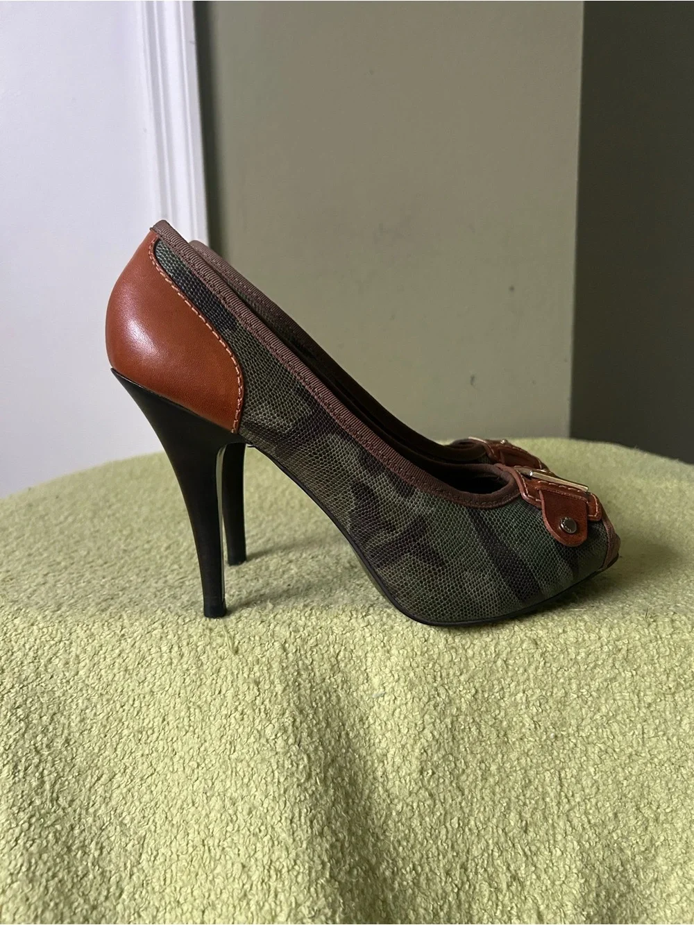 Gianni Bini Green Camo Peep-Toe Heels with Brown Trim Sz 10 M